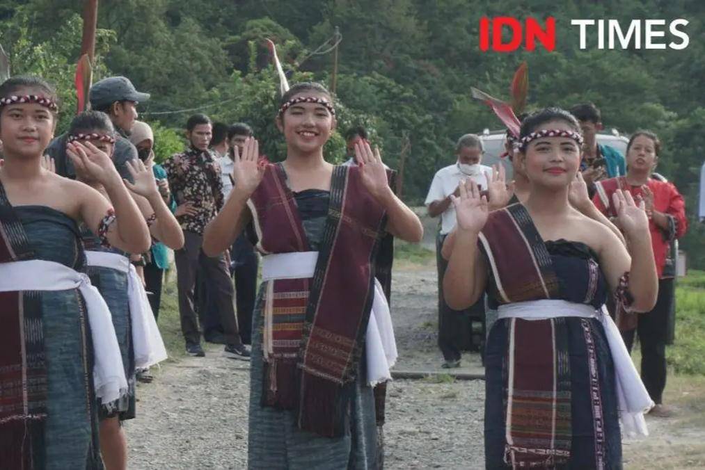 Tarian Toba Samosir (IDN Times/Indah Permata Sari)
