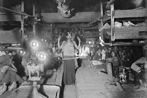  Guru Sibaso menari dalam keadaan kesurupan pada upacara perumah begu di rumah Pa Mbelgah di Kabanjahe, wilayah Batak Karo, Sumatra.(wikipedia.org)