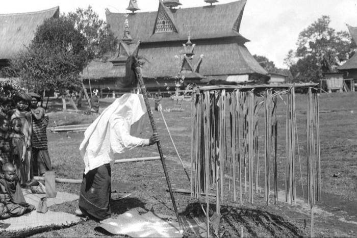 Guru Sibaso di depan Rumah Sibayak Pa Mbelgah(karosiadi.com)