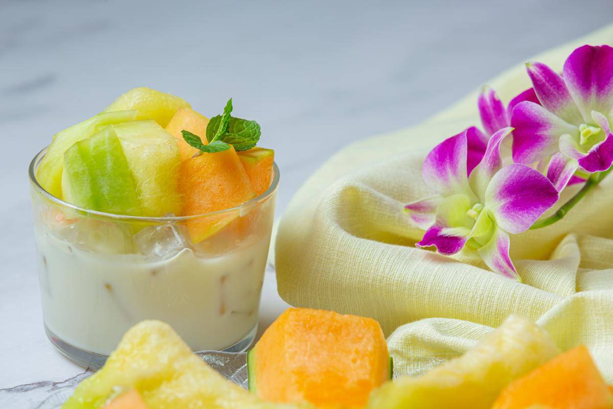 ilustrasi dessert segar buah tropis