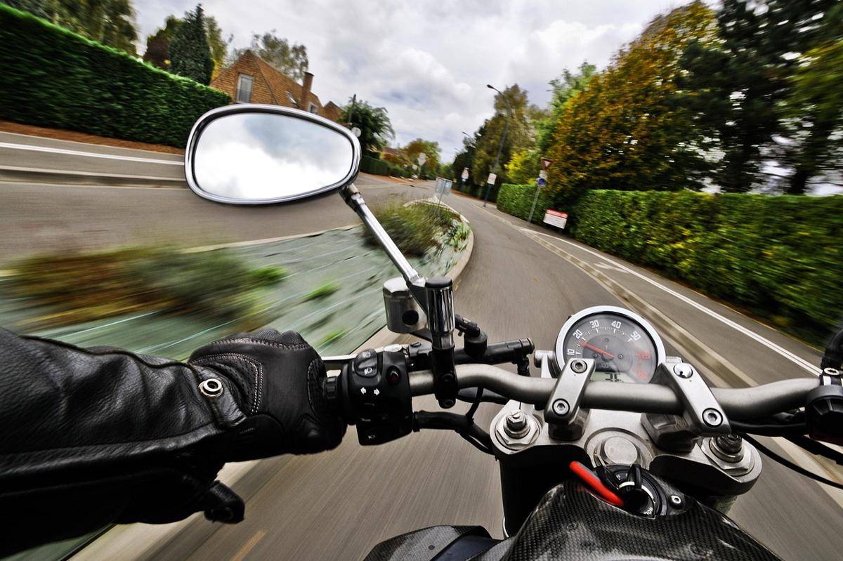 ilustrasi mengendarai sepeda motor (pixabay.com/christels)