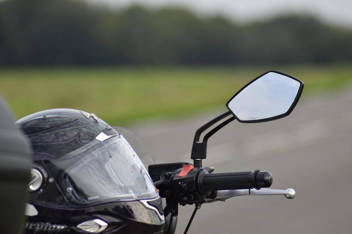 ilustrasi spion motor (pixabay.com/Matt_60)