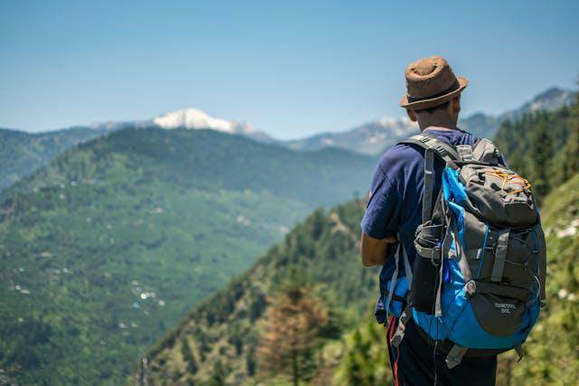 ilustrasi pria hiking (pexels.com/Guduru Ajay bhargav) 