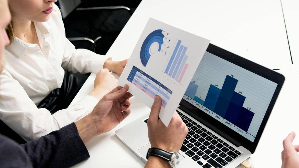 Ilustrasi analisis data ekonomi dan proyeksi pertumbuhan oleh profesional. (Pexels/artem podrez)