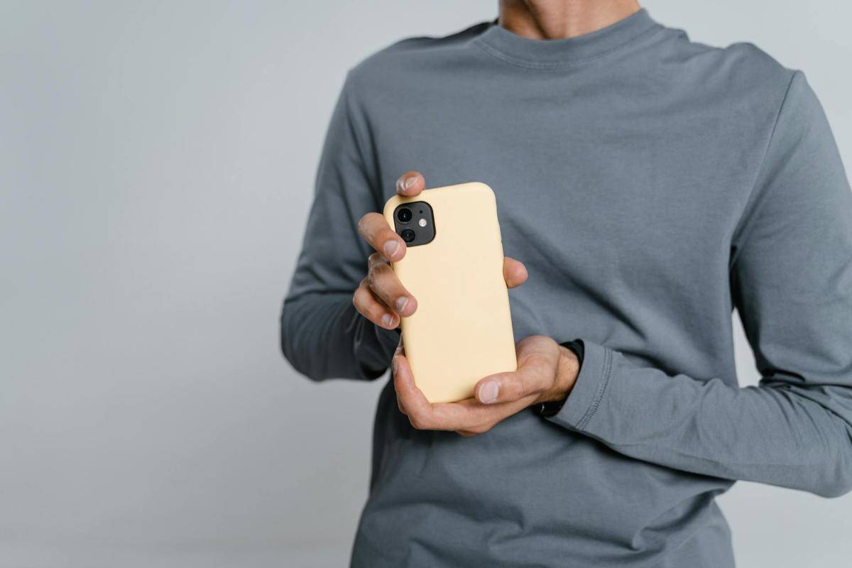 ilustrasi casing HP (pexels.com/MART PRODUCTION)