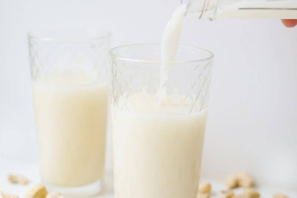 ilustrasi cashew milk (pexels.com/Polina Tankilevitch)
