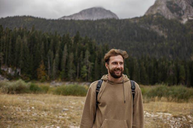 ilustrasi pria hiking (pexels.com/ROMAN ODINTSOV) 
