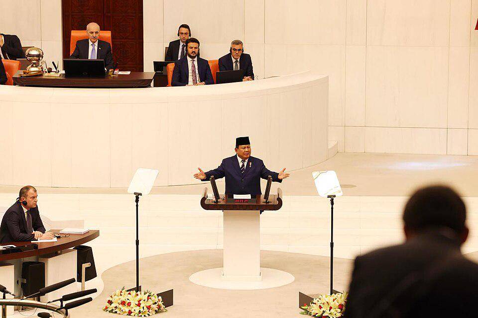 Prabowo menyampaikan pidato di hadapan Parlemen Turki (commons.wikimedia.org/BPMI/Setpres)