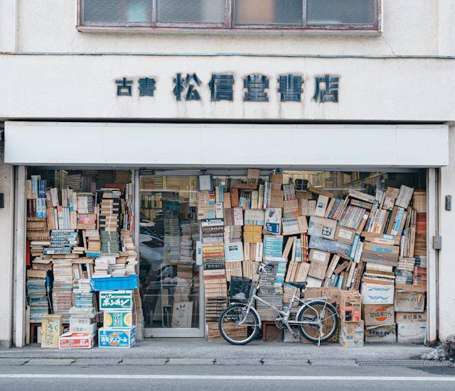 ilustrasi toko buku di Matsumoto Jepang (unsplash.com/Rogério Toledo)