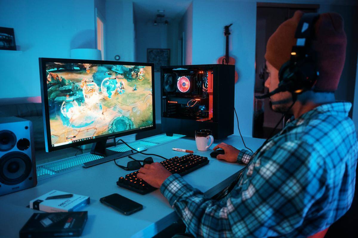 ilustrasi bermain game di PC (unsplash.com/Samsung Memory)