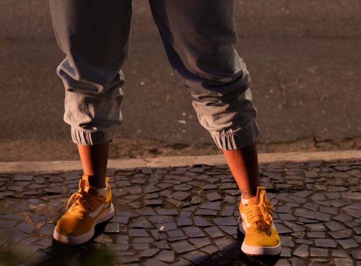 illustrasi celana jogger (unsplash.com/Rodrigo Rodrigues | WOLF Λ R T)