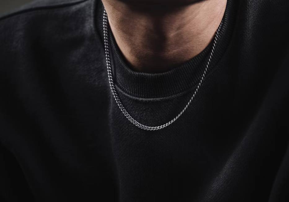 illustrasi kalung tipis pria (unsplash.com/COPPERTIST WU)