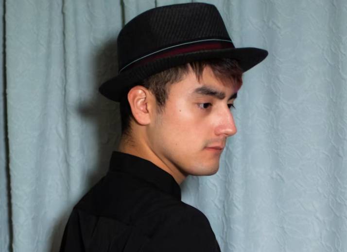 illustrasi pria dengan bucket hat (unsplash.com/Luis Olmos)