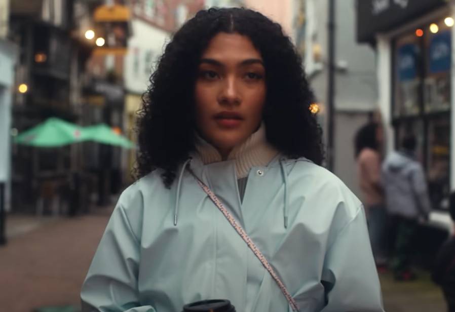 Olivia Dean dalam musik video "Dive" (dok. EMI/Dive)