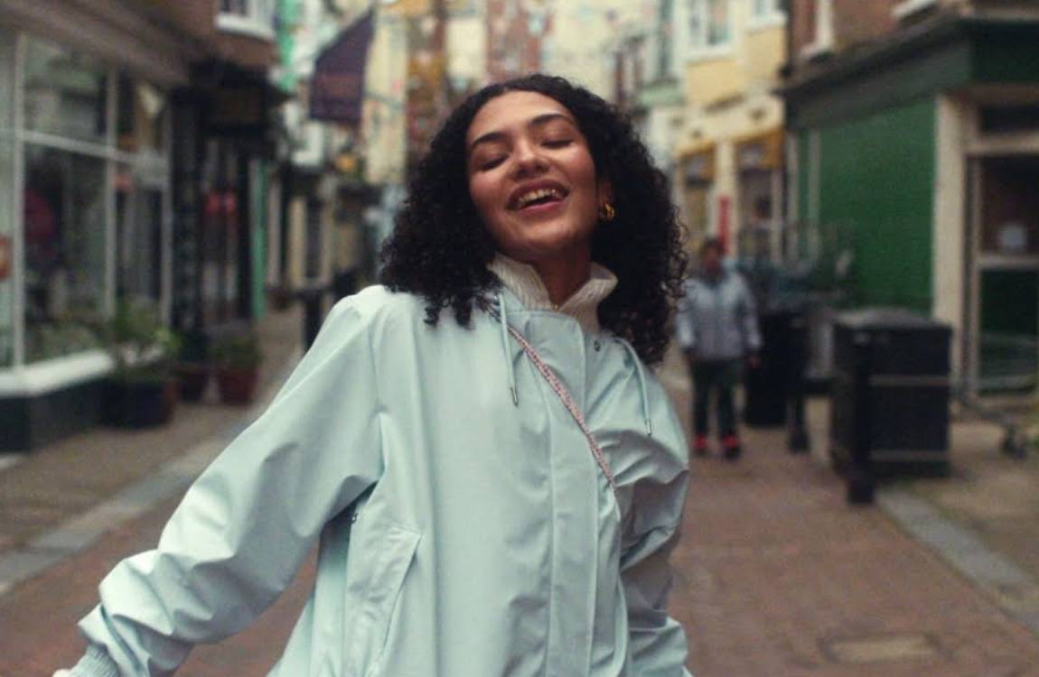 Olivia Dean dalam musik video "Dive" (dok. EMI/Dive)