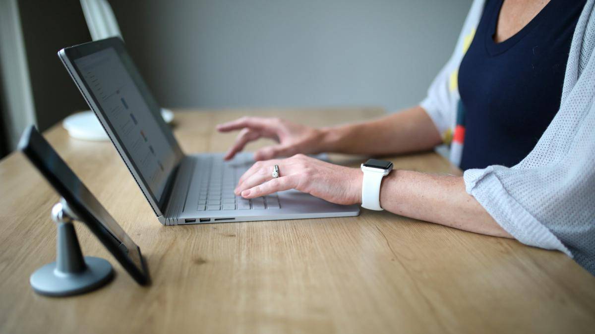 ilustrasi laptop 