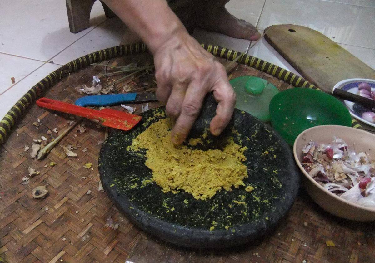 ilustrasi menghaluskan bumbu soto betawi (commons.wikimedia.org/Midori)