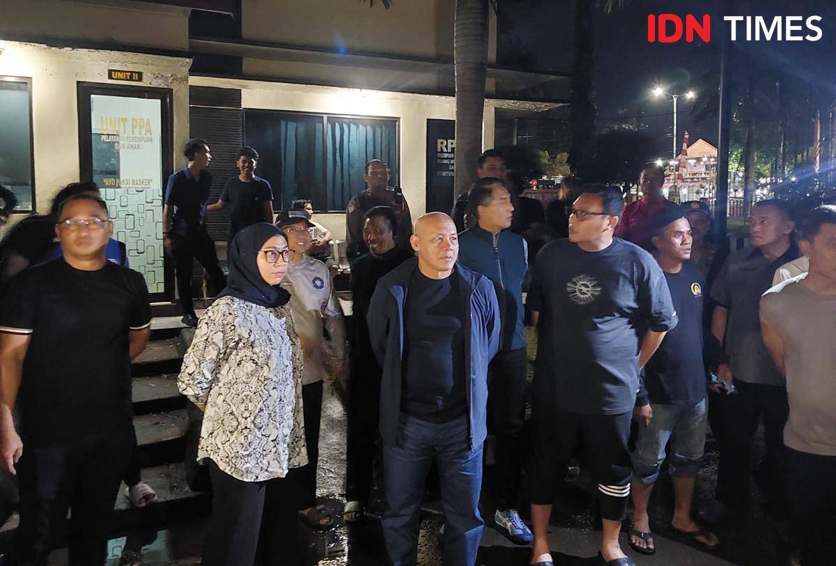 Kapolda Kalsel Irjen Pol Rusyanto Yudha Hermawan (tengah) didampingi Kapolres Banjarbaru (kanan) dan Wali Kota (kiri) saat meninjau kebakaran ruang SPKT dan Humas Polres Banjarbaru, Rabu (6/8/2025) malam. (Hendra Lianor/IDN Times)