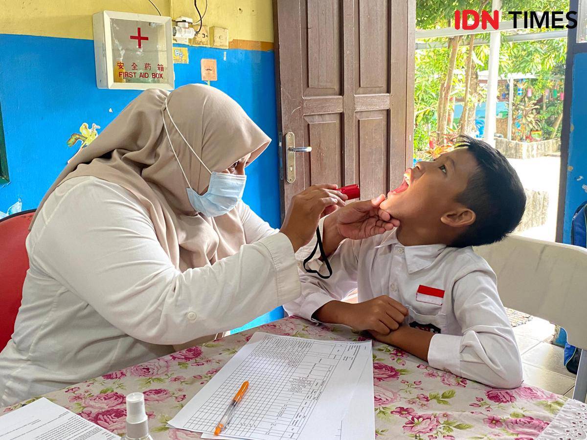 Seorang siswa SDN 020 Balikpapan Utara menjalani pemeriksaan gigi