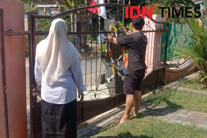 EW warga Kelurahan Keraton Maospati pasang bendera One Piece di pagar rumah.