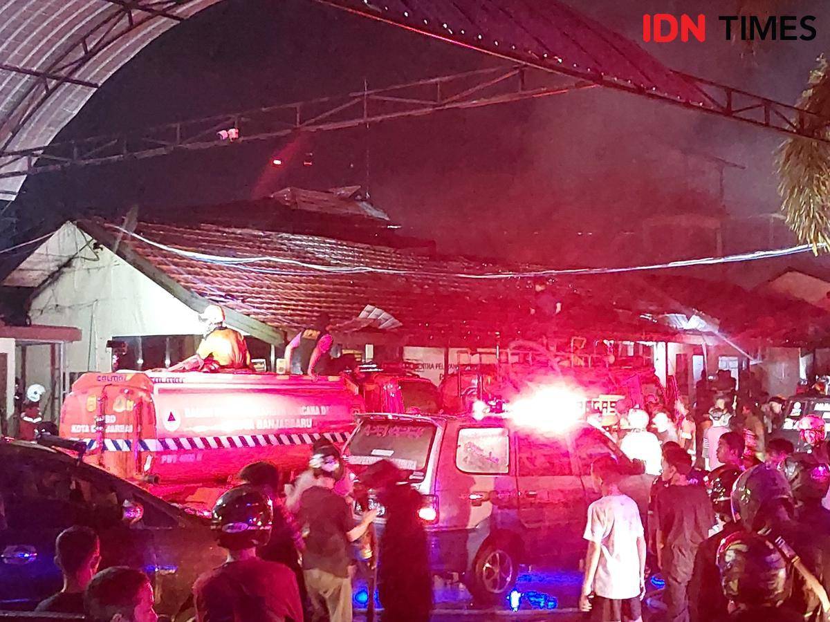 Ruangan Humas dan APKT Polres Banjarbaru terbakar, Rabu (6/8/2025) malam. (Hendra Lianor/IDN Times)