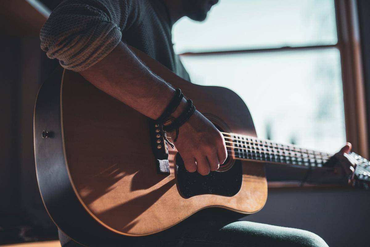 ilustrasi musisi bermain gitar