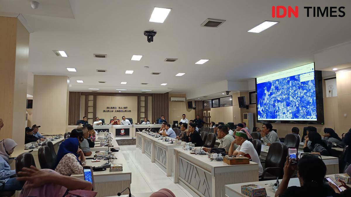 Rapat dengar pendapat terkait penolakan lokasi proyek PLTSa di gedung DPRD Makassar, Rabu (6/8/2025).