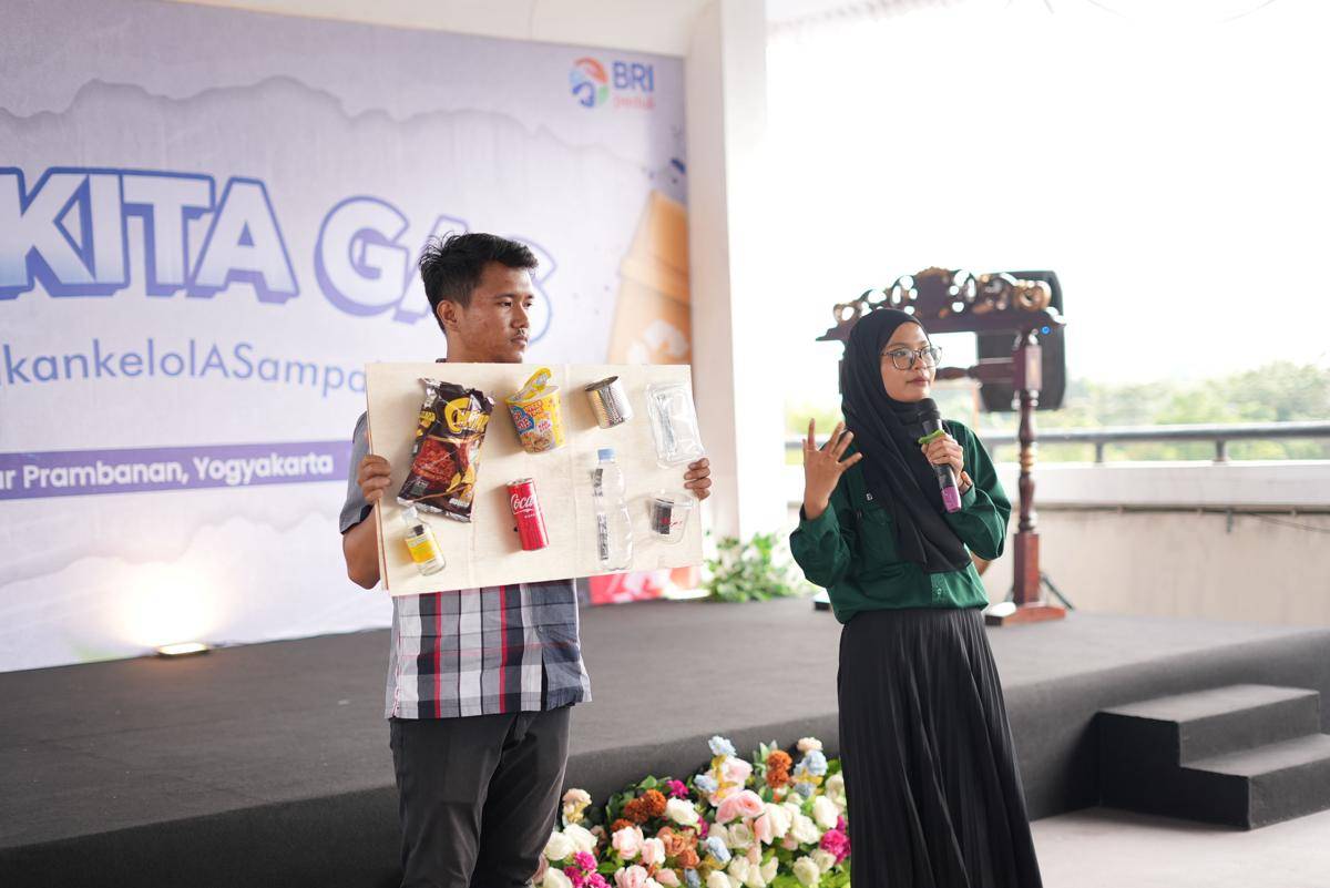 Edukasi pemilahan sampah bagi pedagang pasara Prambanan