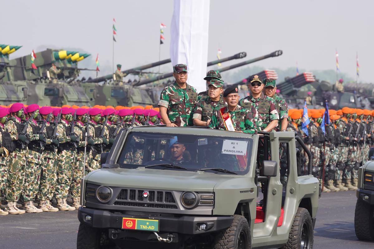 Panglima TNI, Jenderal Agus Subiyanto ketika meninjau pelaksanaan geladi Upacara Gelar Pasukan Operasional dan Kehormatan Militer di Batujajar. (Dokumentasi Puspen TNI)