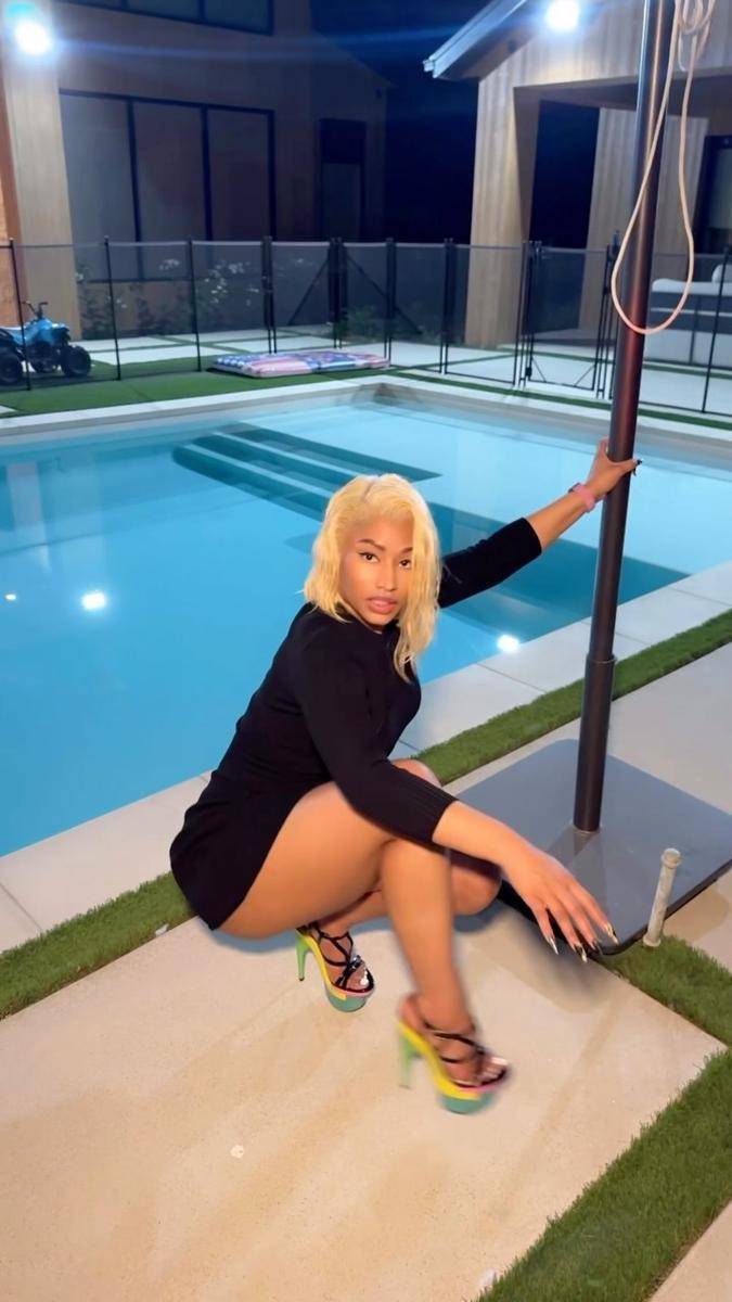 Nicki Minaj reka ulang pose di MV "High School"