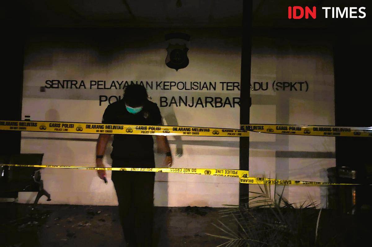 Pasca-kebakaran di ruang SPKT dan Humas Polres Banjarbaru, Kalsel, Rabu (6/8/2025). (Hendra Lianor/IDN Times)