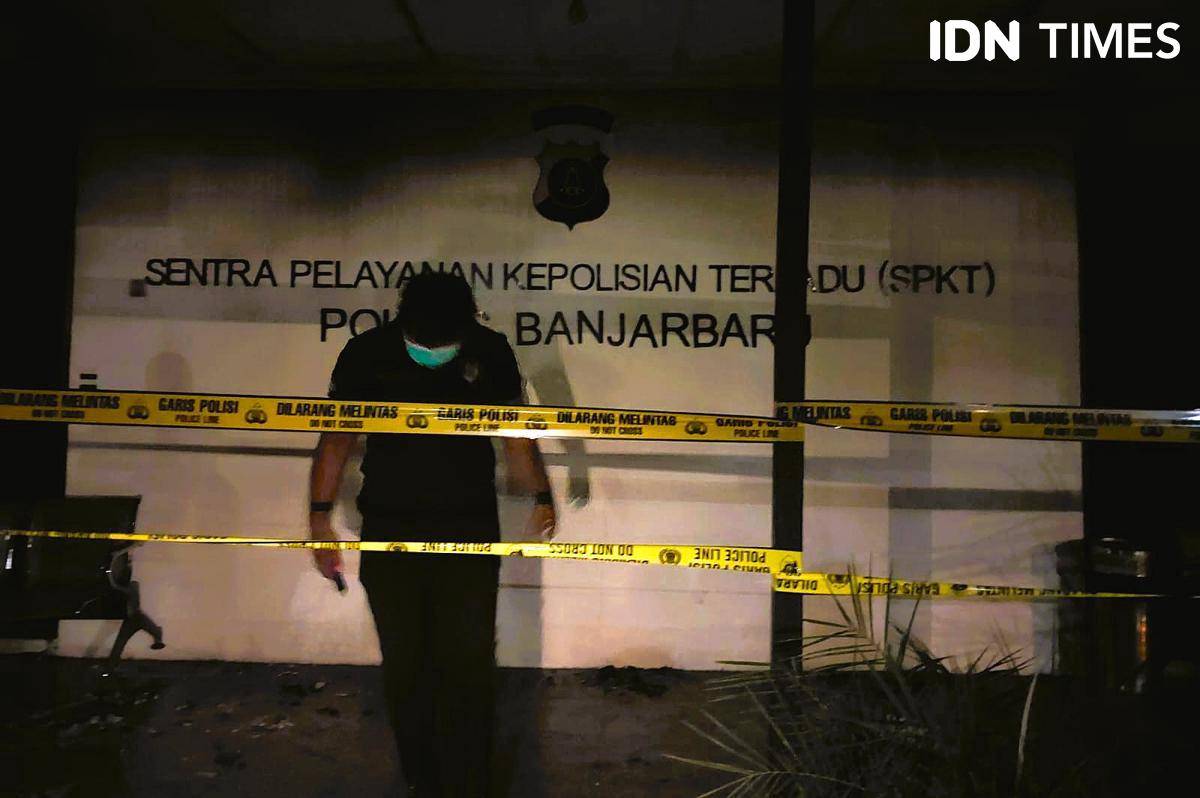 Pasca-kebakaran di ruang SPKT dan Humas Polres Banjarbaru, Kalsel, Rabu (6/8/2025). (Hendra Lianor/IDN Times)