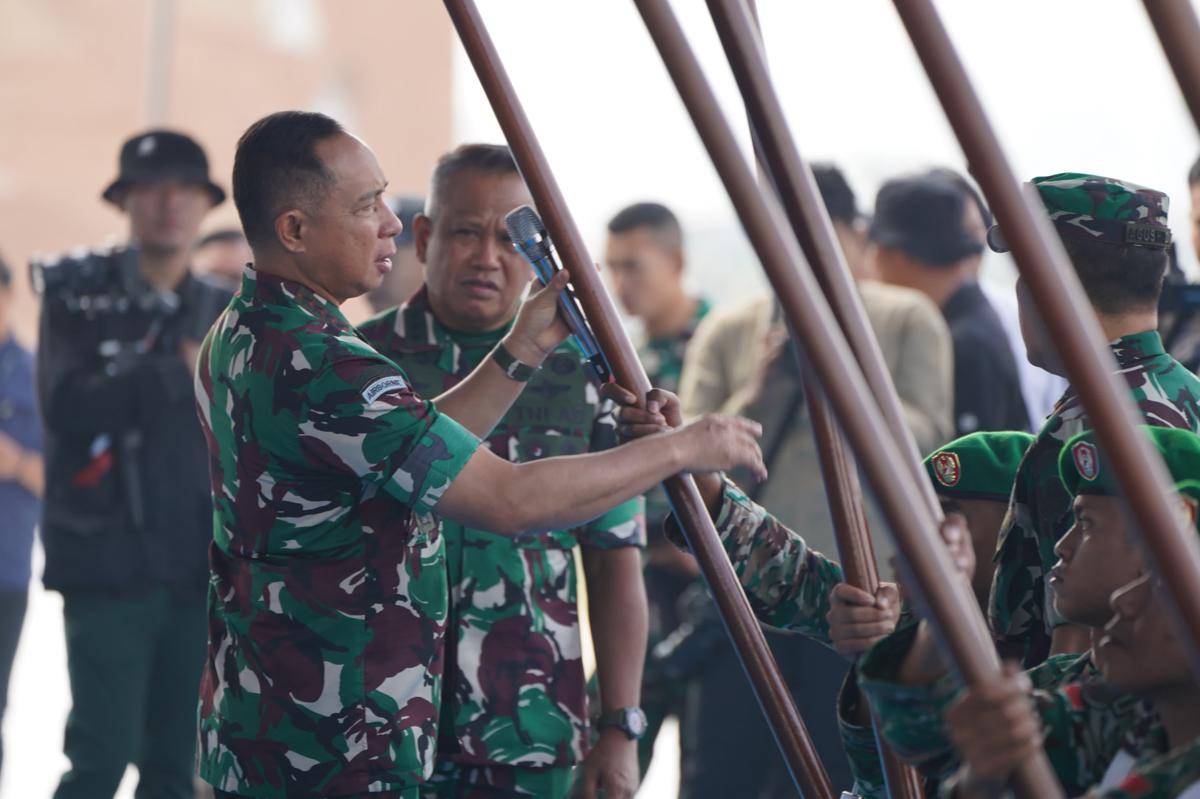 Panglima TNI, Jenderal Agus Subiyanto ketika meninjau pelaksanaan geladi Upacara Gelar Pasukan Operasional dan Kehormatan Militer di Batujajar. (Dokumentasi Puspen TNI)