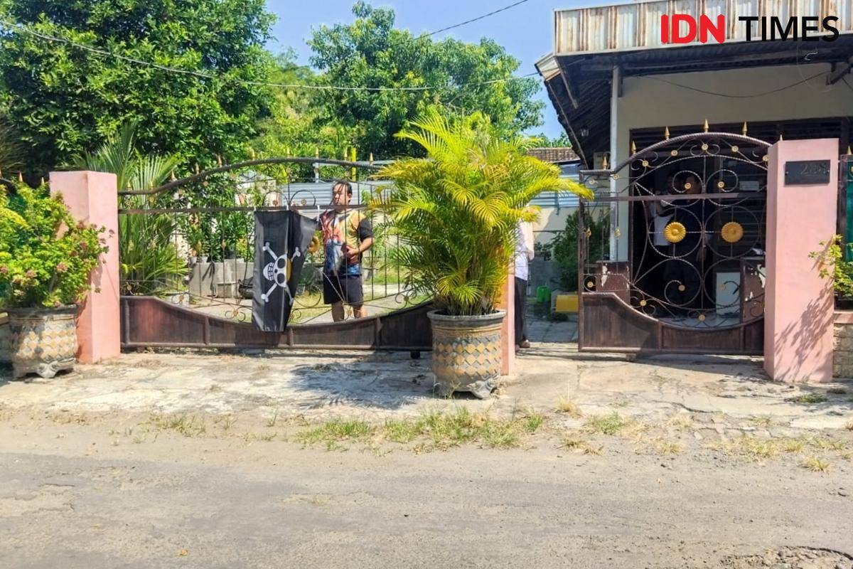 EW warga Kelurahan Keraton Maospati pasang bendera One Piece di pagar rumah.