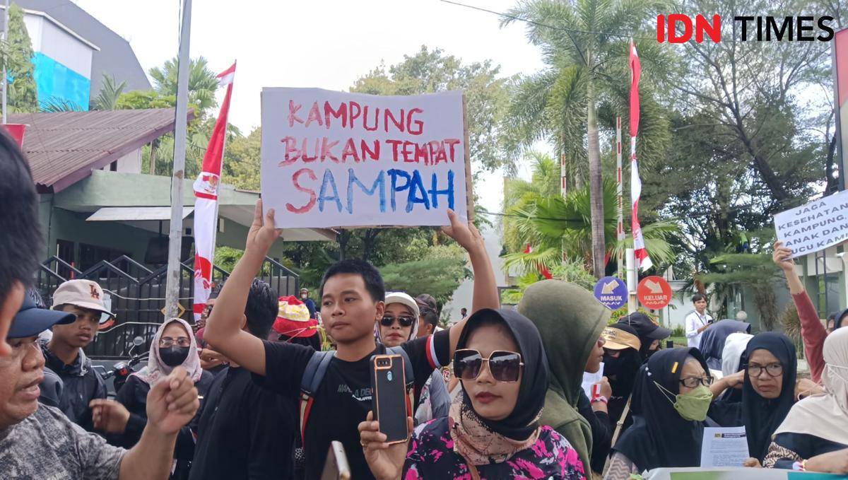 Warga menggelar aksi menolak lokasi PLTSa di DPRD Makassar, Rabu (6/8/2025). (IDN Times/Asrhawi Muin)