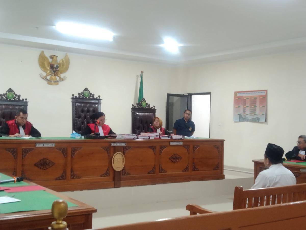 Eks Kepala Perpustakaan UIN Alauddin di Pengadilan Negeri Sungguminasa, Kabupaten Gowa, Rabu (6/8/2025).