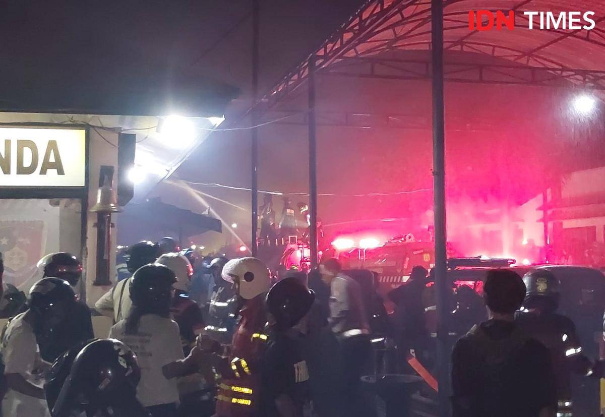 Petugas dan relawan Damkar saat memadamkan api di Polres Banjarbaru, Rabu (6/8/2025) malam. (Hendra Lianor/IDN Times)