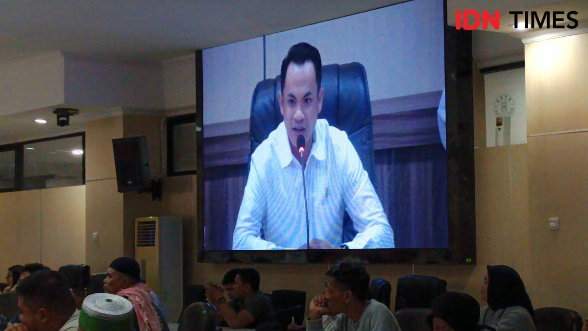Sekretaris Komisi C DPRD Makassar, Ray Suryadi, dalam rapat dengar pendapat terkait penolakan lokasi proyek PLTSa di gedung DPRD Makassar, Rabu (6/8/2025).