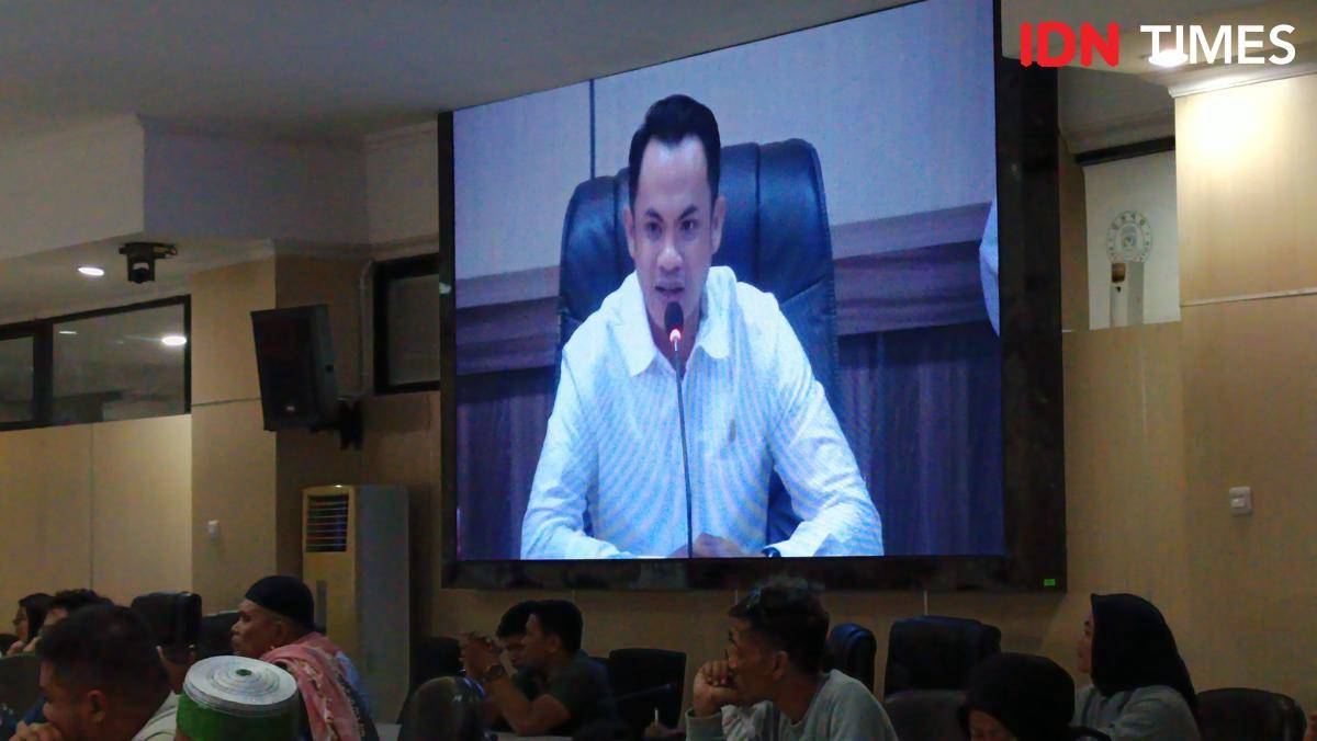 Sekretaris Komisi C DPRD Makassar, Ray Suryadi, dalam rapat dengar pendapat terkait penolakan lokasi proyek PLTSa di gedung DPRD Makassar, Rabu (6/7/2025).
