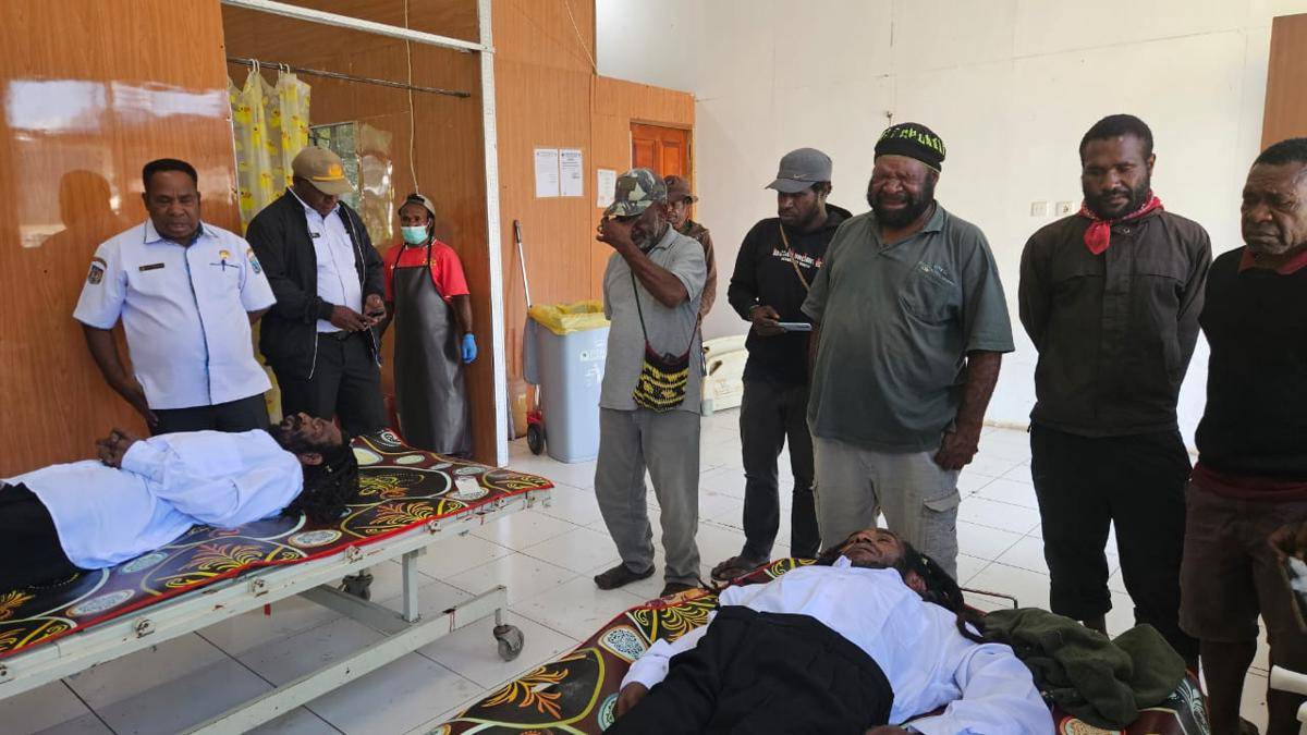 Keluarga mendatangi kedua jenazah di RSUD Wamena.