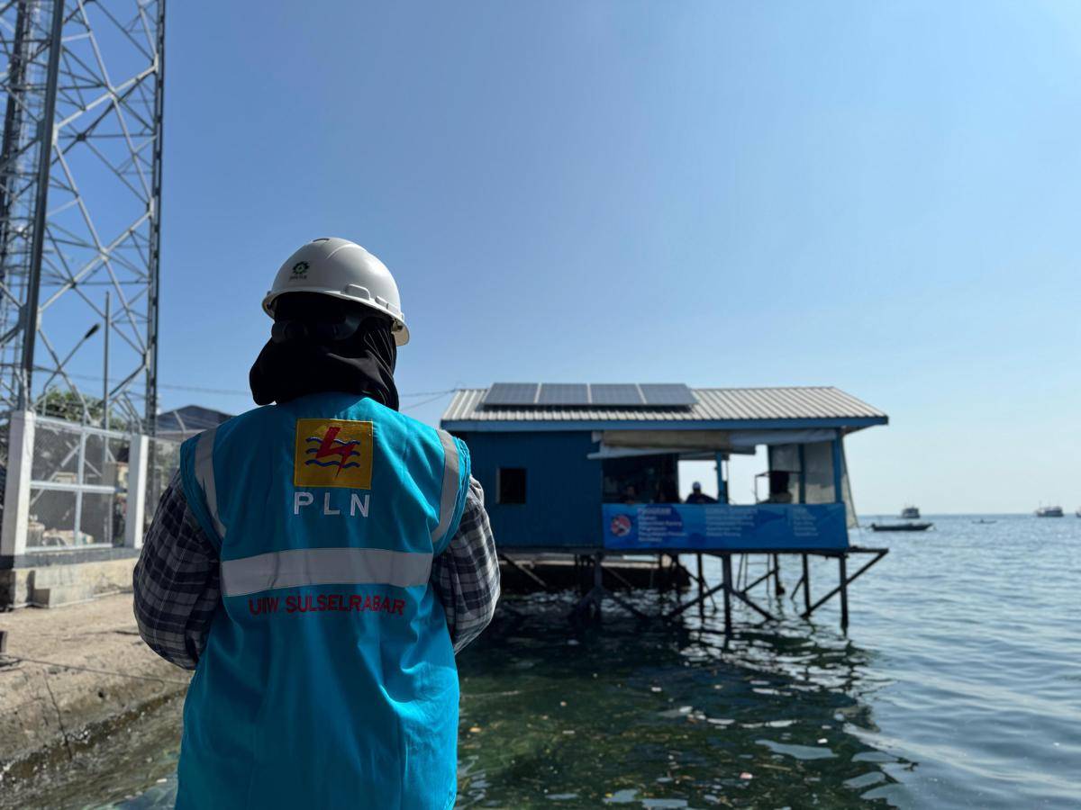 Petugas PLN memantau optimalisasi penggunaan panel surya yang menjadi sumber energi berhijau untuk alat pengolahan air bersih di Pulau Barrang Lompo, Kota Makassar. (Dok. Istimewa)