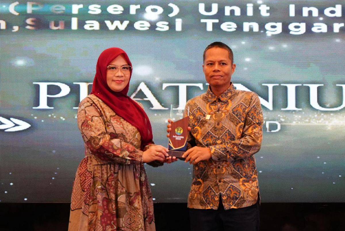 Ketua Panitia InTechSEA 2025 Asmi Citra Malina, . S. Pi., M. Agr. PhD (kiri) menyerahkan plakat penghargaan Platinum kepada Senior Manager Keuangan, Komunikasi, dan Umum PLN UID Sulselrabar, Ambo Tuwo (kanan) berkat inovasi Desalinasi Berbasis Energi Surya di Pulau Barrang Lompo, Kota Makassar pada Jumat (31/7). (Dok. Istimewa)