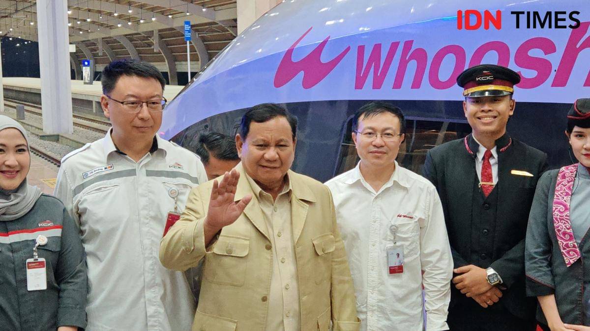 Presiden Prabowo Subianto naik Whoosh ke Bandung, Rabu (6/8/2025) (IDN Times/Ilman Nafi'an)