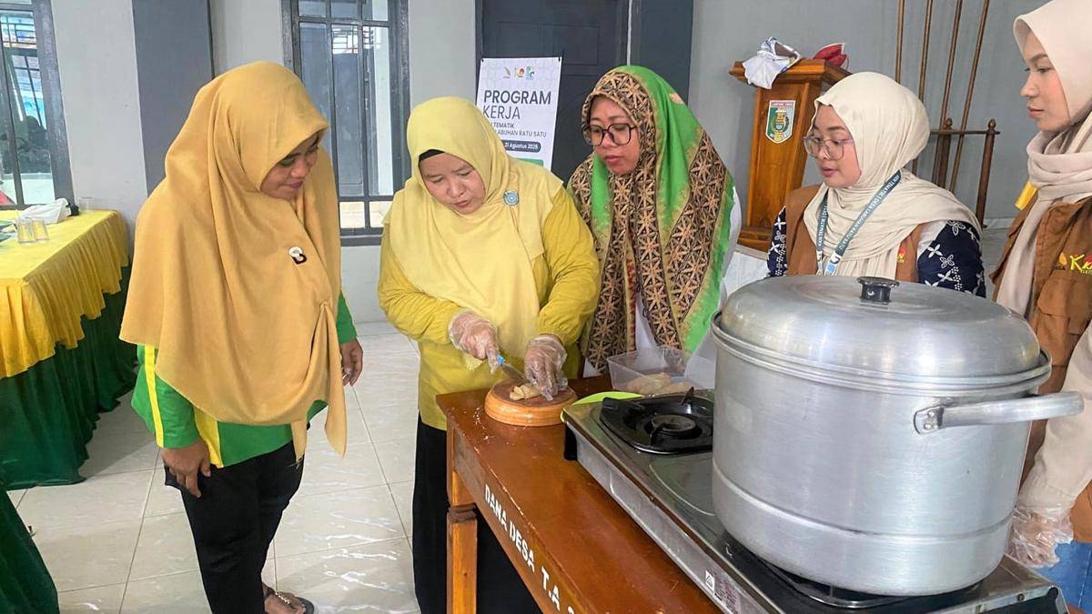 Dosen dan Mahasiswa KKN Itera Lakukan Proses Pembuatan Kerupuk Tahu dan Strategi Pemasaran Digital di Balai Desa Labuhan Ratu 1 Lampung Timur
