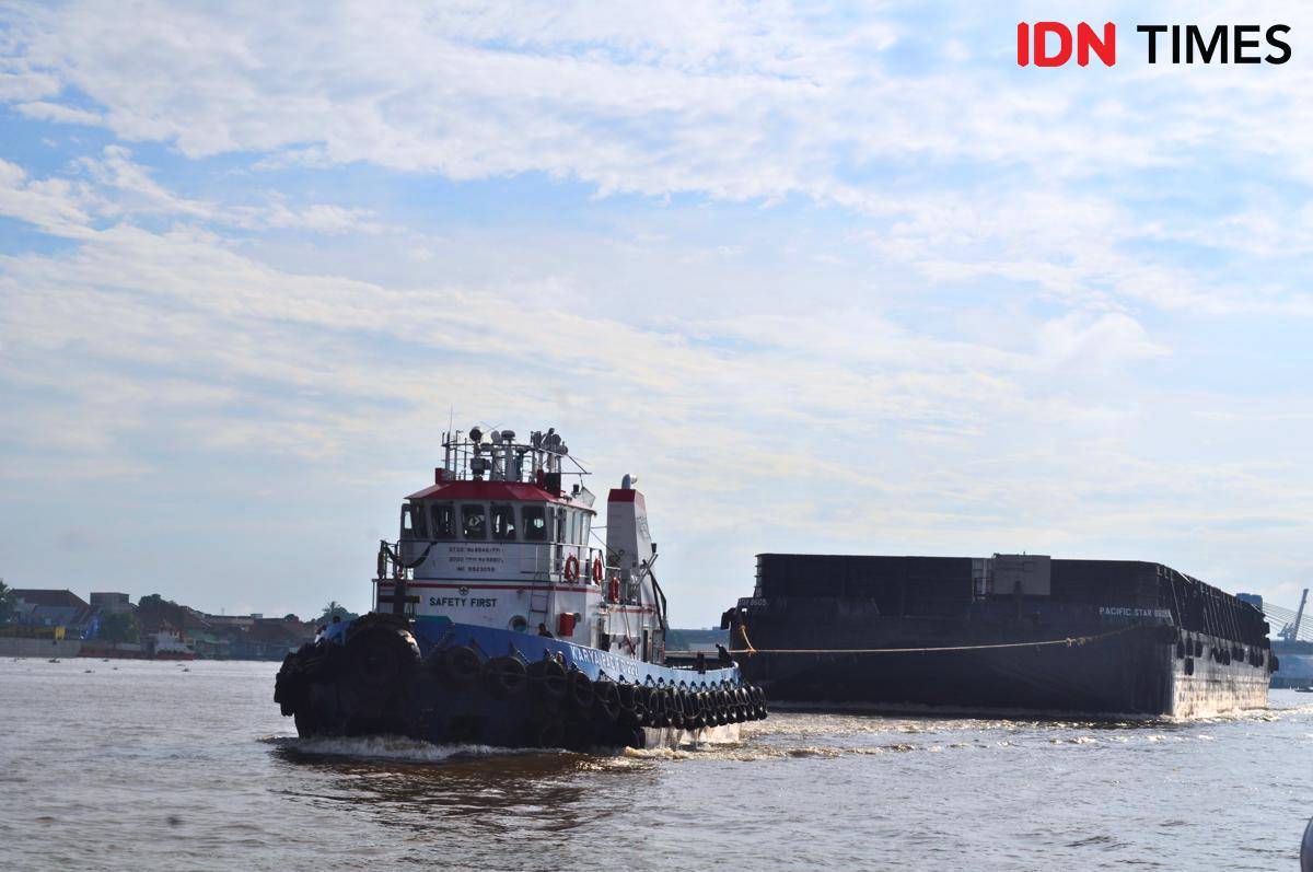 Tugboat sedang menarik tongkang batu bara di perairan Sungai Musi Palembang.jpg