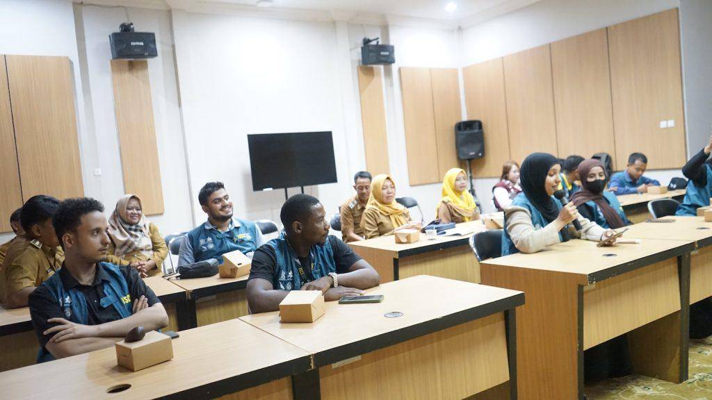 Mahasiswa Asing Peserta Kuliah Kerja Nyata (KKN) Internasional yang diadakan oleh Institut Teknologi Sumatera (Itera) dan Universitas Lampung Paparkan Hasil Kegiatan Pemberdayaan Masyarakat Kepada Pemkab Lampung Timur Melalui Badan Perencanaan Pembangunan Daerah (Bappeda)