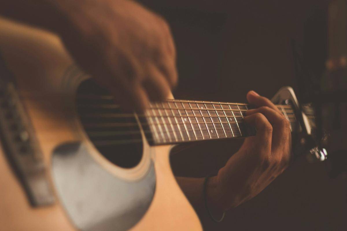 ilustrasi musisi bermain gitar