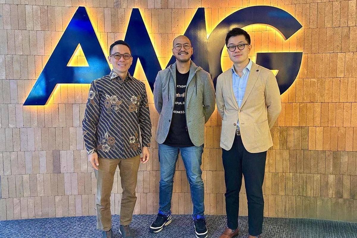 Penandatanganan kolaborasi ini dihadiri oleh CEO Alternative Media Group, Davy Makimian, Founder AMG Megain Widjaja, serta Pandji Pragiwaksono