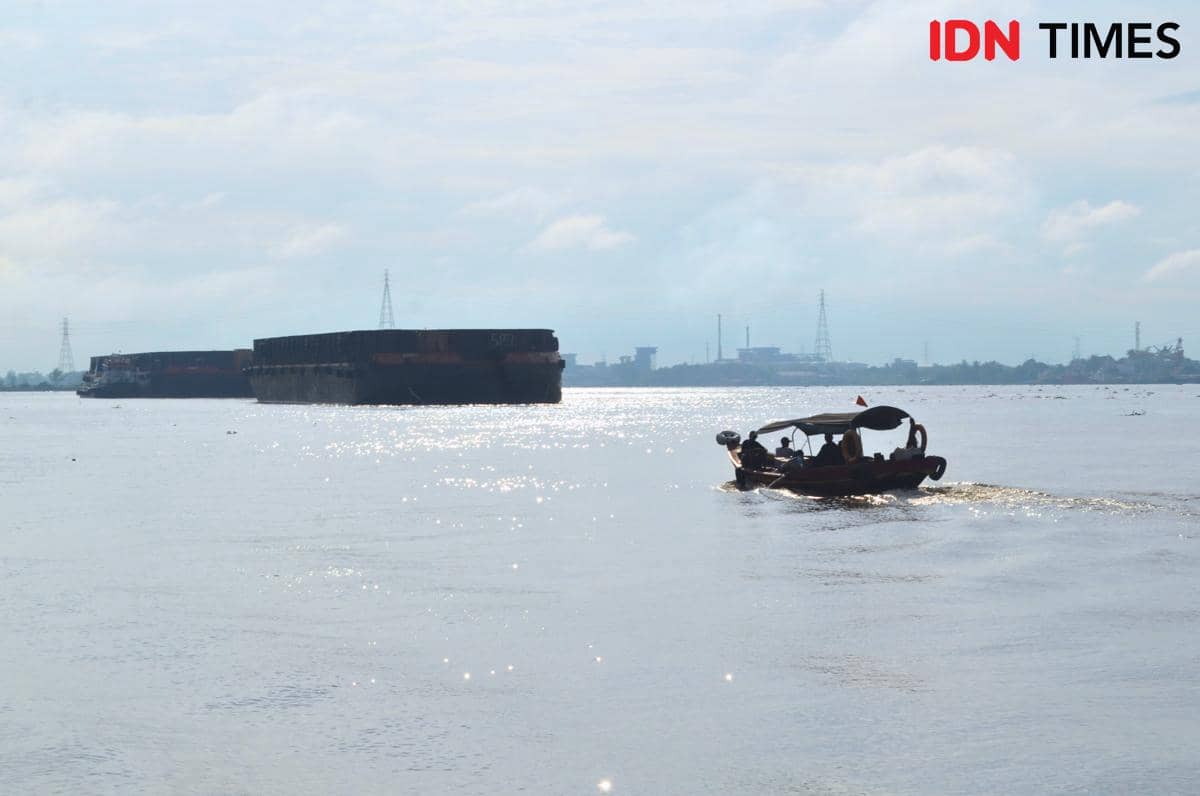 kapal tongkang di perairan Sungai Musi.jpg