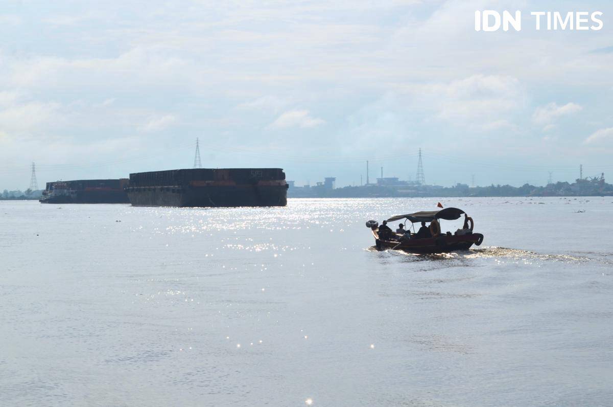kapal tongkang di perairan Sungai Musi.jpg